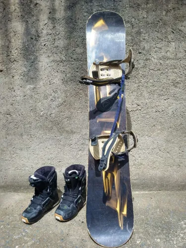 Prancha de snowboard e botas