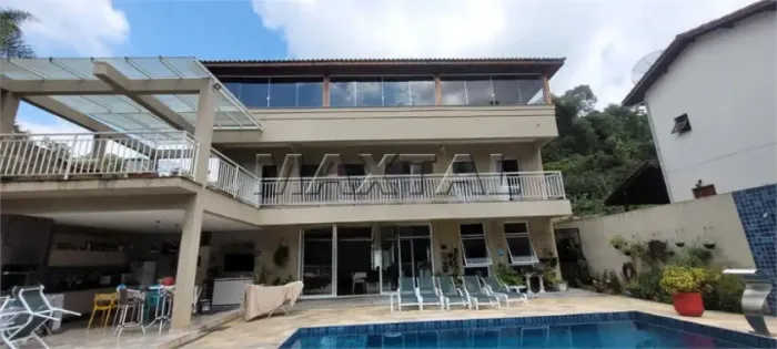 Sobrado em condomínio Fechado em Mairiporã, com 3 suítes, cozinha, área, piscina e 2 vagas