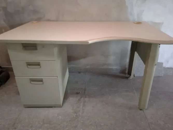 Mesa com 3 gavetas