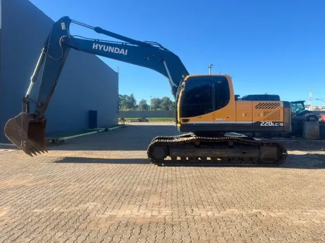 Escavadeira Hyundai 220LC