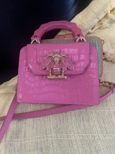 Bolsa de couro shutz abelhinha mão e alças 