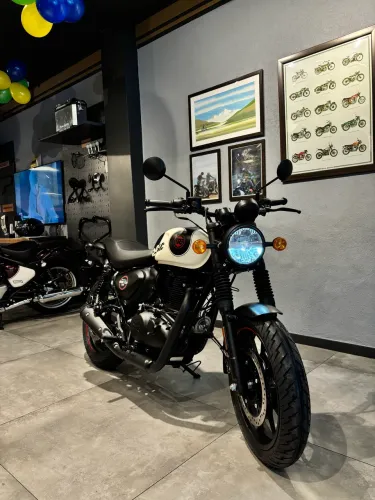 Hunter 350 / Tokyo Black - Letícia