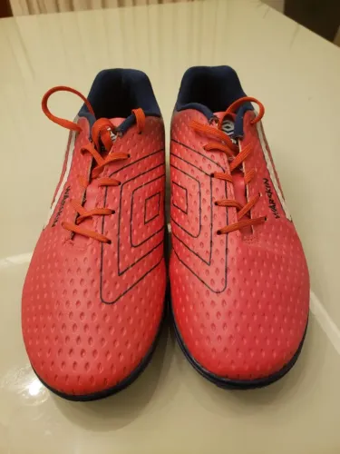 chuteira Umbro modelo warskin. pouquíssimo uso. tamanho 40.