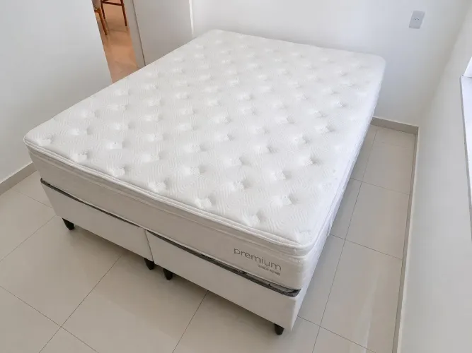 Cama Queen Tok&Stok Premium com Colchão de Molas Ensacadas + Box Bipartido