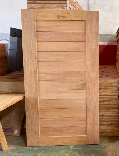 Portas em Madeira Maciça Jatobá, modelo Lambri