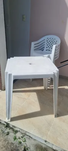 Jogo de mesa de plástico com 4 cadeiras