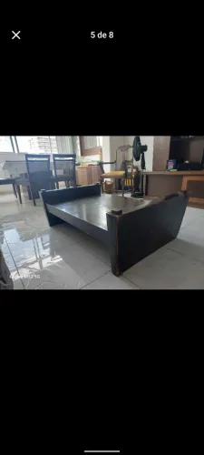 Mesa de centro em madeira maciça trabalhada.