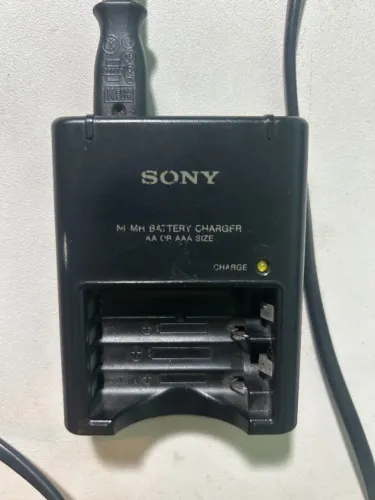 Carregador Sony Original BC-CS2A para Pilhas AA e AAA - Bivolt
