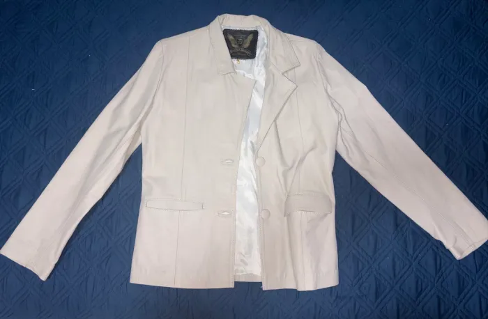 blazer de couro legítimo off-white e forro acetinado claro seminova