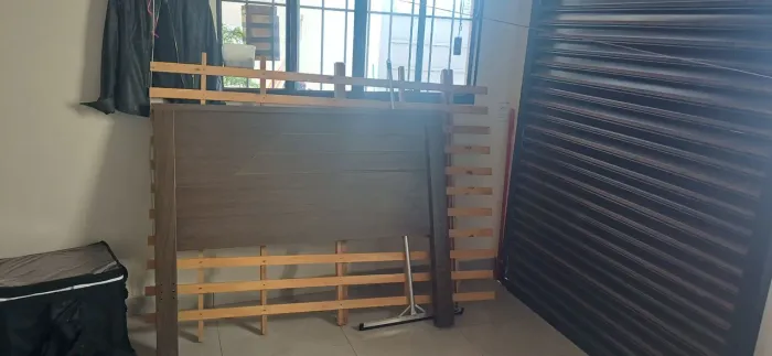 Cama de casal, apenas a cama sem colchão, de madeira!