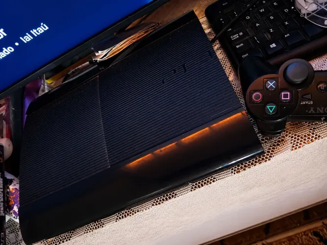 Vendo um ps3 super slim desbloqueado de 500 gb