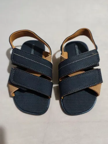 4 pares de calçados (2 Crocs e 2 sandálias) tamanho 28/29