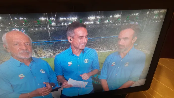 Faço preço melhor chama. Tv  Philips 40 funciona 100%obs mancha na tela mas não atrapalha 