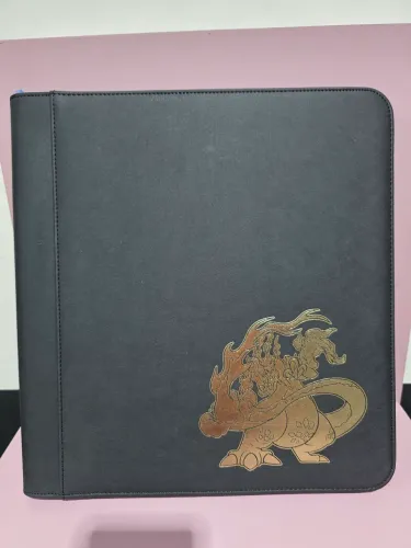 Fichário do Charizard VMAX (também conhecido como Charizard VMAX 12-Pocket Binder