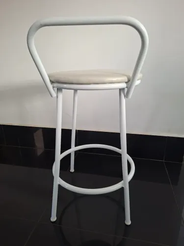 2 banquetas de aço com pintura eletrostática branca estofada com courino branco