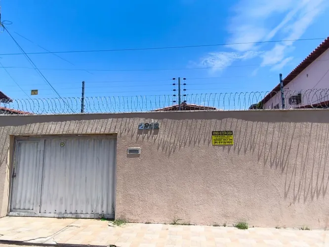 Vende-se Casa de Rua Pública