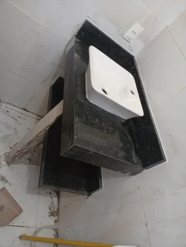 Bancada de banheiro no verde Ubatuba com prateleira