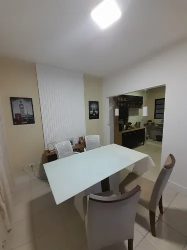 Casa bem localizada na entrada de Praia grande, 1 dormitório com closet, garagem coletiva