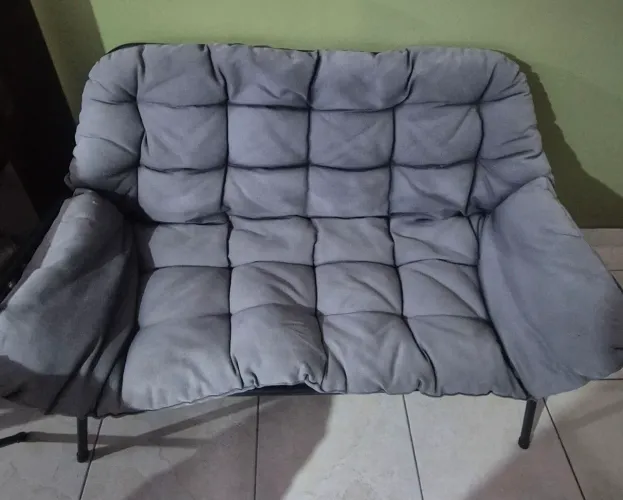 Lindo conjunto sofá e cadeiras para área externa