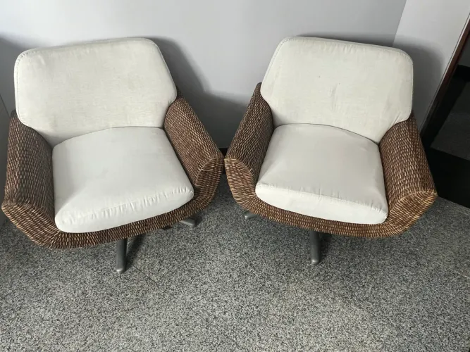 Conjunto de poltronas na cor off c/ braços empalhados