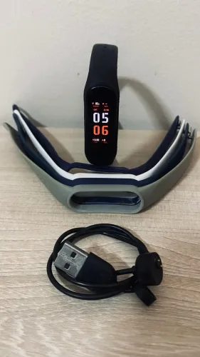 Smartwatch Amazfit Band 5 Preto com Alexa e Oxímetro - Kit com 4 Pulseiras Extras (Usado)