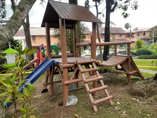 Playground em madeira.