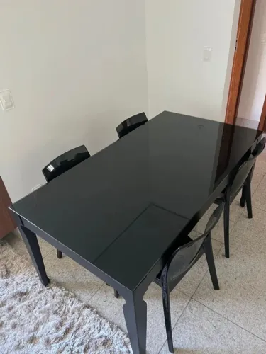 Mesa TokStok 6 lugares laqueada preta com cadeiras