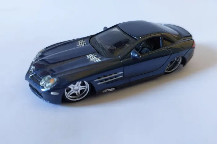 Miniatura Maisto Premium 1.64
