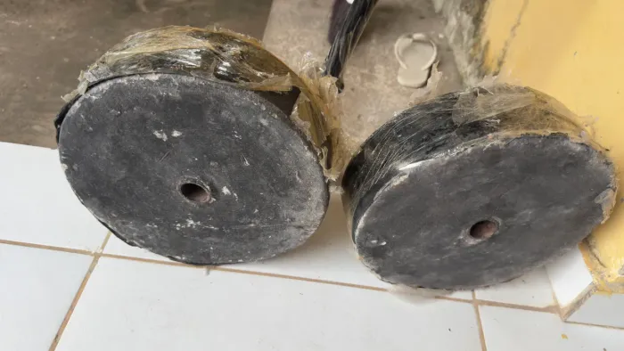 Barra de ferro com pesos de cimento emborrachados 10 kg cada um 