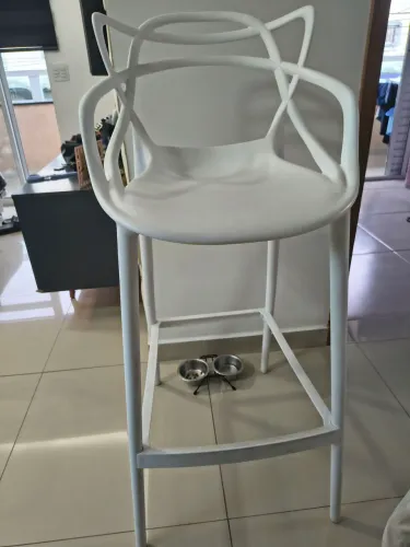 Banqueta com encosto Allegra.