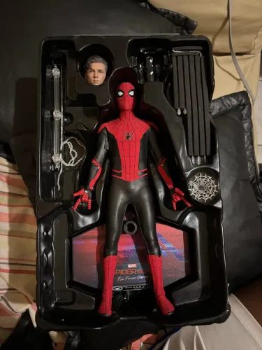 Homem - Aranha: Longe de Casa - Escala 1/6 - Hot Toys