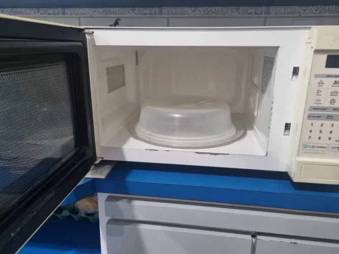 Micro-ondas liga mas não aquece