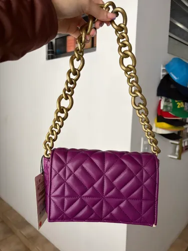 bolsa zara roxa com alça corrente dourada