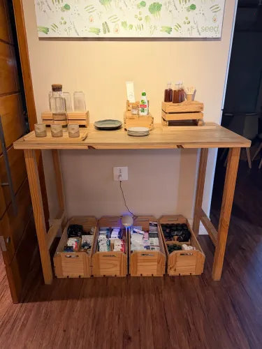 Mesa bancada com caixas organizadoras (PINUS)