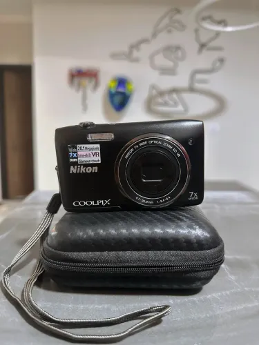 Câmera Nikon Coolpix S3500 20MP + 4 Baterias + Case | Excelente Estado