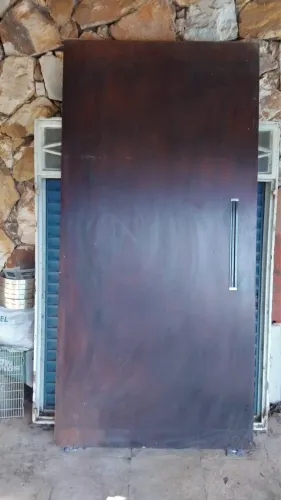 Porta de correr de madeira com 2 folhas.