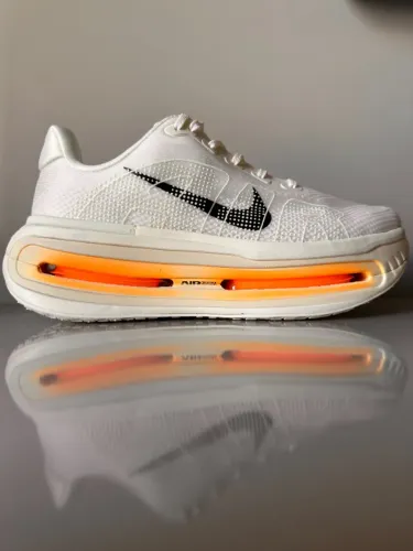 Nike Vomero Premium - Sail Coconut Milk - Tam 41 (US 9)