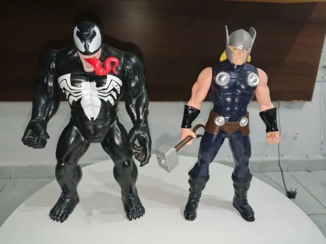 Bonecos Thor e Venom
