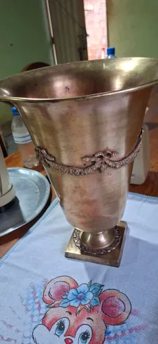 Relicário vaso grande em bronze e metal 