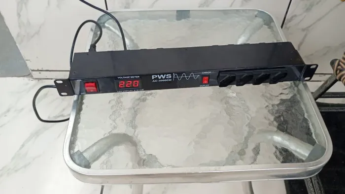 Régua com filtro de linha e medidor de voltagem para som modulado 12 tomadas