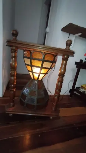 Luminária/Mesa Lateral Vintage (Madeira Maciça e Vitral Âmbar)