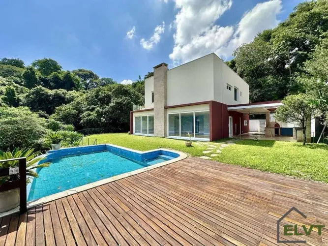 Casa em Condomínio de Luxo com Piscina de Borda Infinita e 4 Suítes