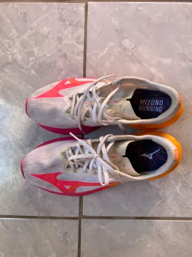 Tênis, mizuno, semi novo( Mais novo que velho).Fem. Também 40