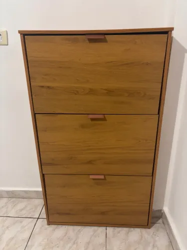 Sapateira em MDF 3 Gavetas - Acabamento Amadeirado com Puxadores Bronze Rosé - 18 Pares