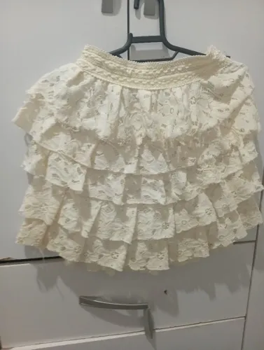 Saia Curta Branca De Renda Em Camadas Com Babados