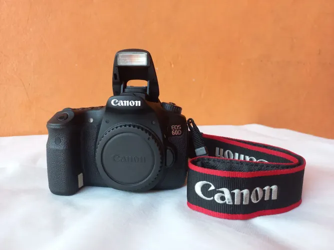 Canon EOS 60D usada + Lente 18-135mm + Bolsa de transporte - Apenas 6.992 Cliques