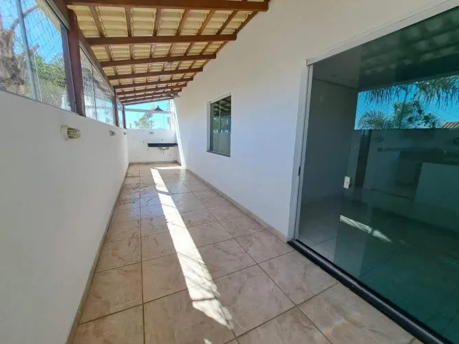 Apartamento com área privativa para alugar no Barreiro!