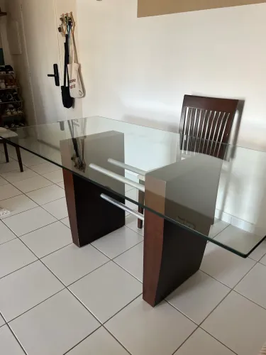 Mesa de Jantar Contemporânea: Vidro Temperado e Madeira Maciça