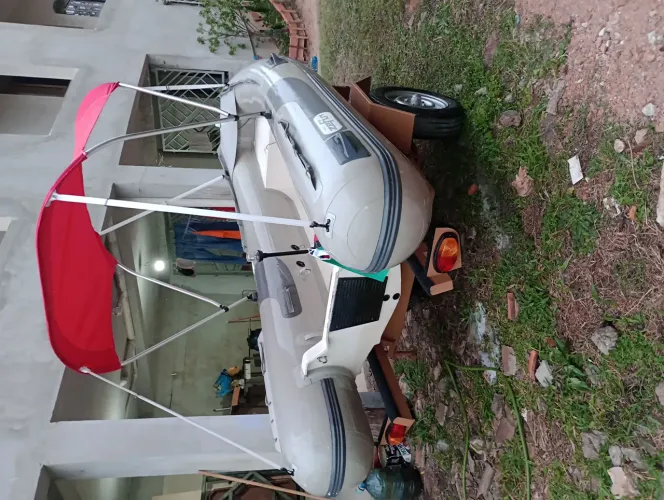Bote inflável zefir f320 . capacidade de 4+1 .em perfeito estado, documentação tudo ok.
