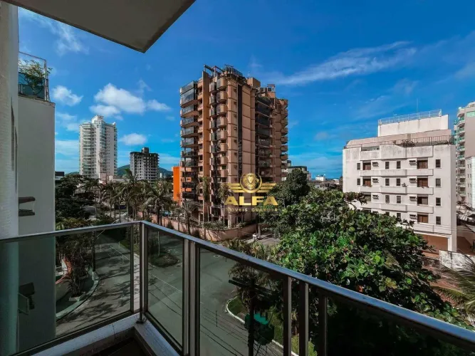 Apartamento com sacada e 3 dormitórios na Praia da Enseada Alfa Imóveis Guarujá